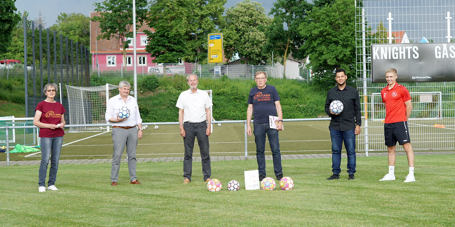 Gruppenbild_web Gruppenbild Ballübergabe