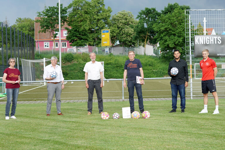 Gruppenbild Ballübergabe