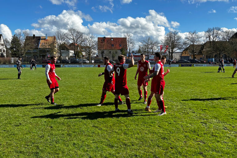 Jubel zur Führung durch Patrick Klenk.