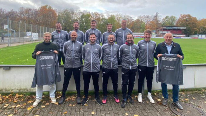 Jugendtrainer erhalten einheitliche Outfits Gruppenfoto der Jugendtrainer
